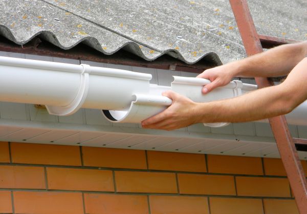 Gutter Hanging in Jupiter